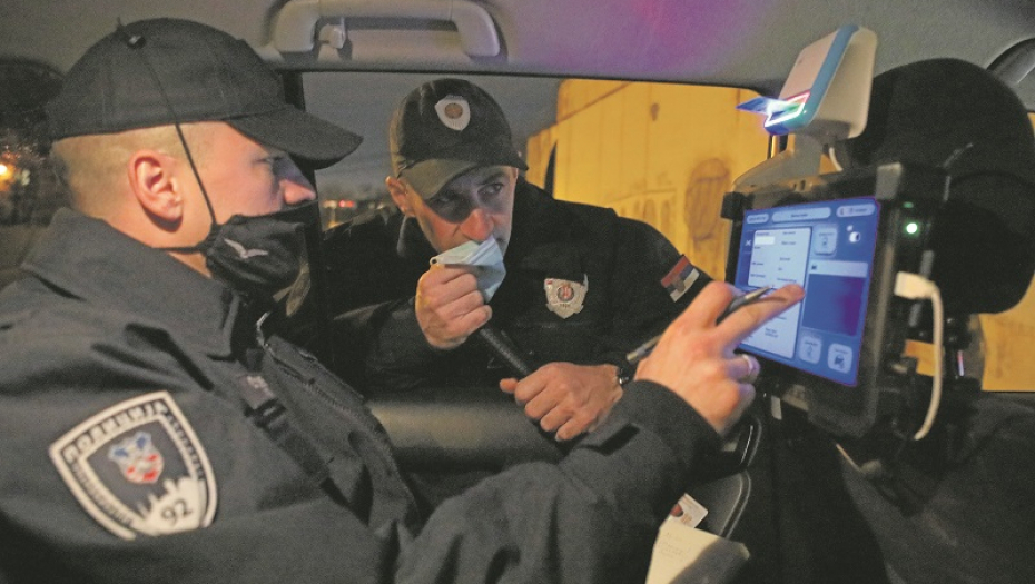 U PATROLI 9241 KROZ NAJLUĐU NOĆ Reporteri Alo! dočekali Novu godinu krstareći ulicama sa Interventnom jedinicom