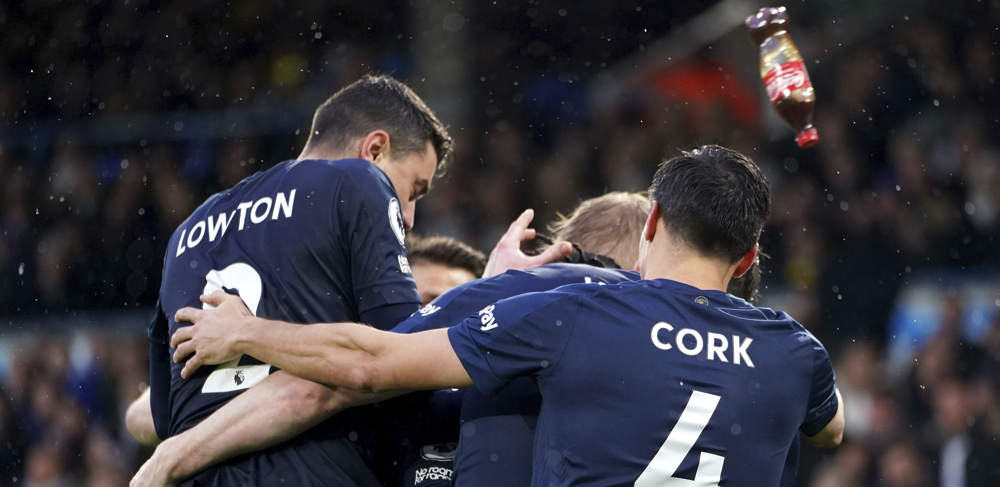 BRUKA NA OSTRVU Dok je slavio gol dobio flašom po glavi, sad kad ga nađu zna se šta ga čeka (FOTO, VIDEO)