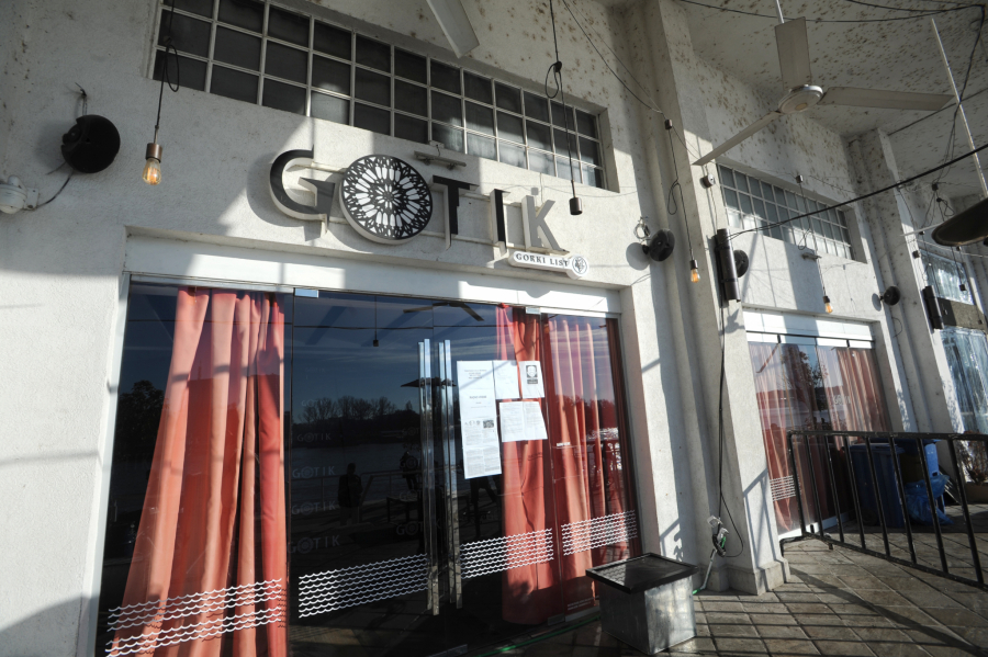 PROGOVORIO DRUG NESTALOG MATEJA Videli smo da priča sa nekim, obezbeđenje ga je više puta opominjalo!