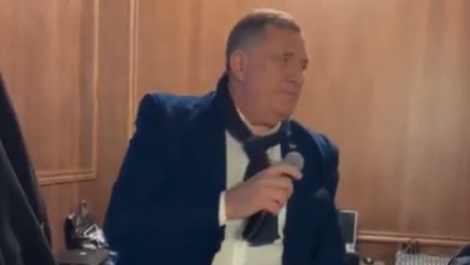 TAKO JE SRBINE! Dodik sa majkom zapevao: Srpkinja je mene majka rodila! (VIDEO)