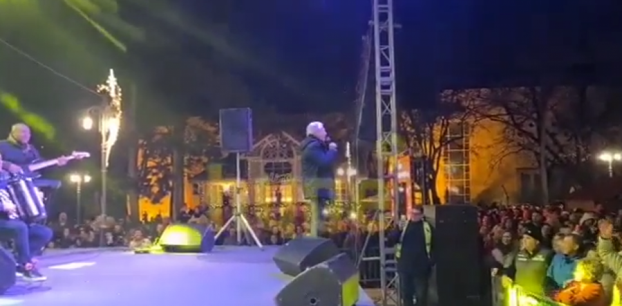 MIROSLAV ILIĆ NAPRAVIO HAOS U VRNJAČKOJ BANJI! Pevač pevao pred 30.000 ljudi do kasno u noć! (VIDEO)