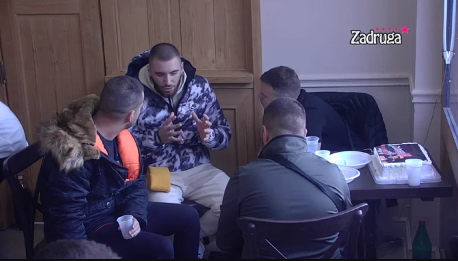 MAJKA I OTAC SU TI DALI VAZDUH, GREH JE NE POŠTOVATI IH Mensur misli da je Dejan primio islam i približio cimerima pravila svoje vere