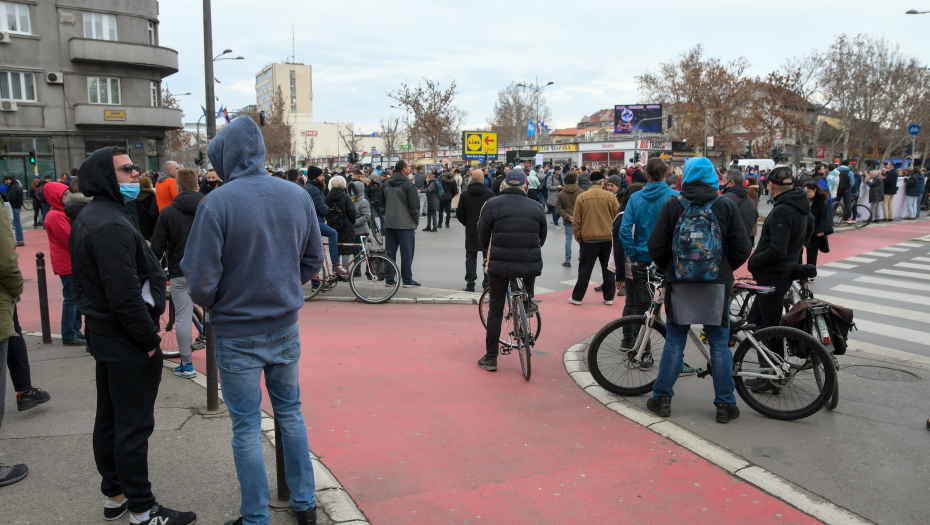PROTESTI U NOVOM SADU Šačica kvazi ekologa maltretirala ceo grad, Hitna pomoć i autobus se okretali nasred puta