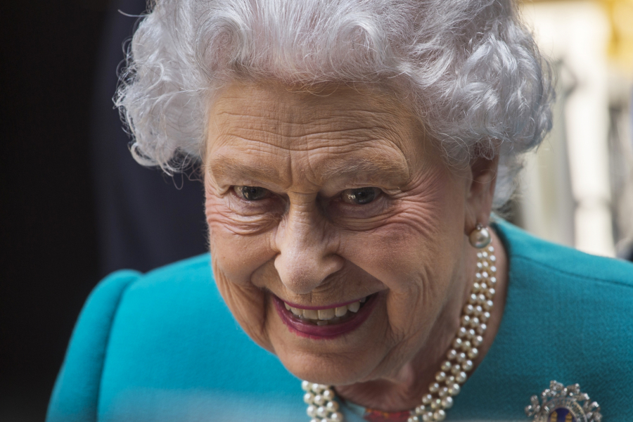KRIJE SE SMRT KRALJICE ELIZABETE?! Isplivali skandalozni detalji, širi se jeziva teorija da je božićna čestitka zapravo lažna!