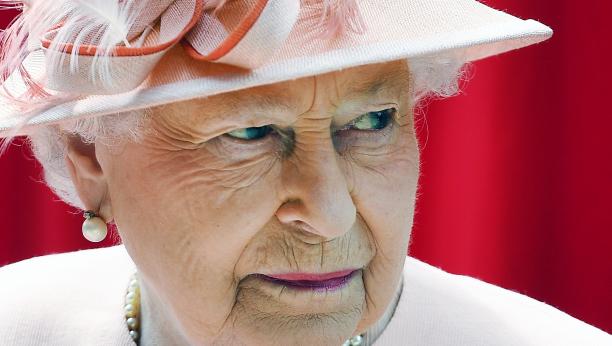 NESVAKIDAŠNJI POKLON! Povodom 70 godina na tronu kraljica Elizabeta dobila nju (VIDEO)