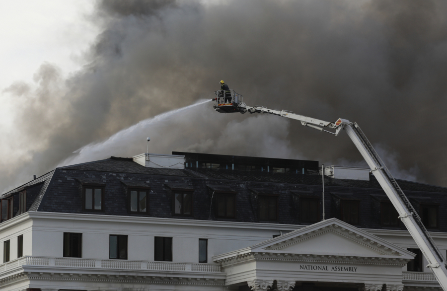 Novi požar na zgradi parlamenta u Kejptaunu (FOTO)