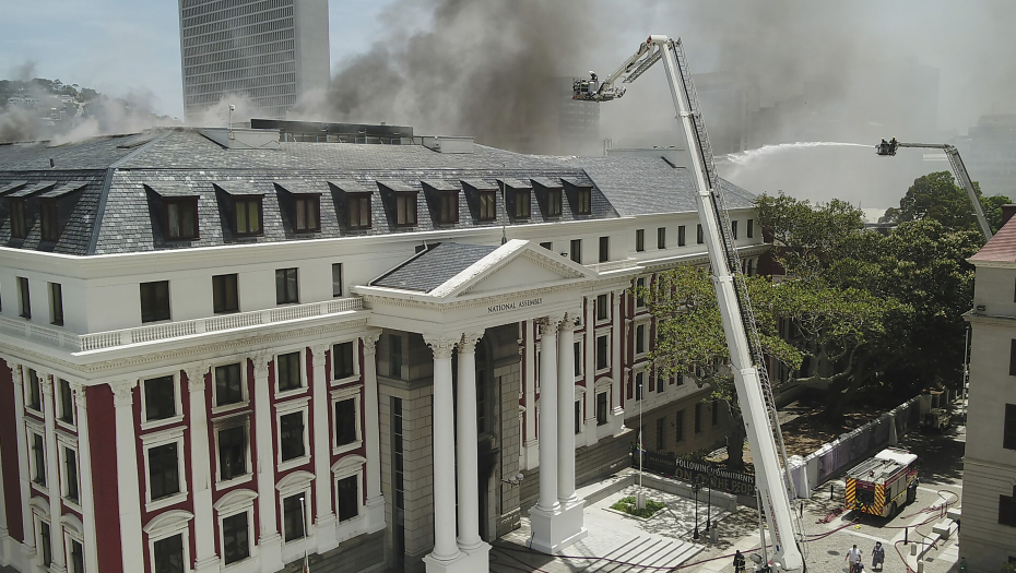 Novi požar na zgradi parlamenta u Kejptaunu (FOTO)