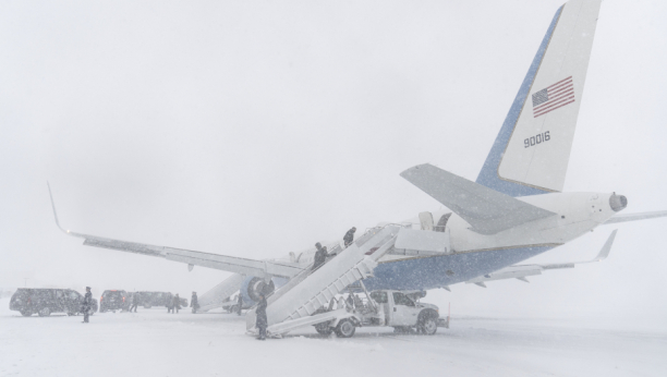 BAJDEN BIO U BLOKADI POLA SATA! Avion napustio sa rukama na licu (FOTO)