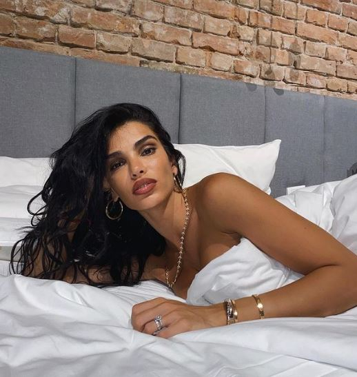 SVI ŽELJNO IŠČEKUJU NJENE VRUĆE FOTKE!  Supruga našeg fudbalera zaludela planetu, ne trudi se ništa da sakrije (FOTO GALERIJA)