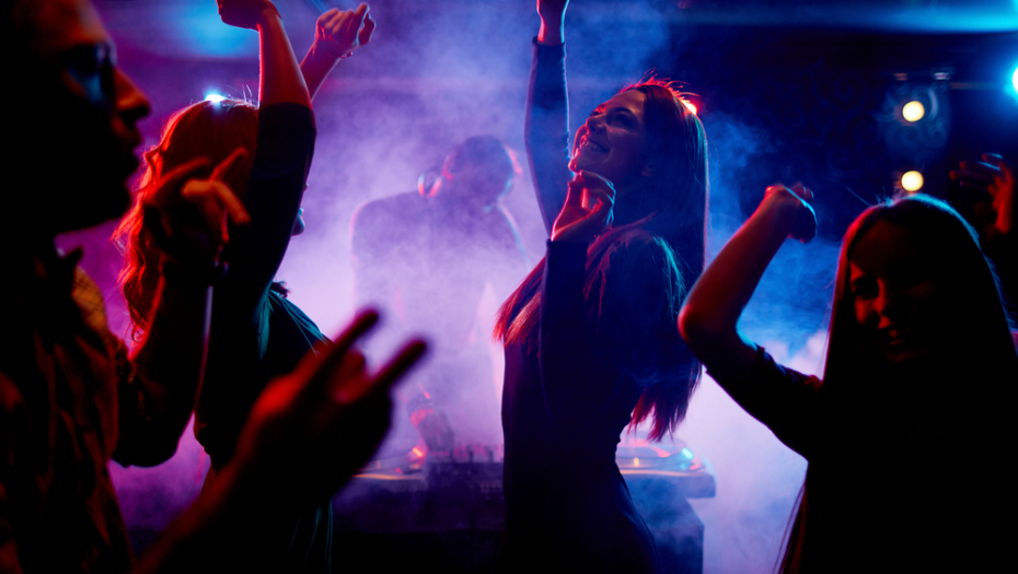 KOZMETIČARKA SMISLILA NELEGALNI BIZNIS Ordinirala je po noćnim klubovima, policija se zgranula kad su videli njen sef u banci