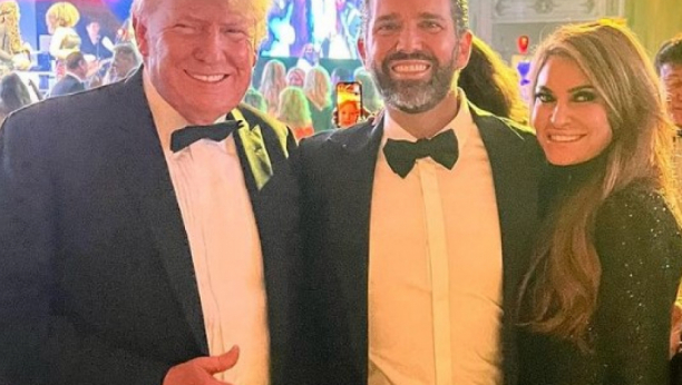 OTAC I SIN IMAJU ISTI UKUS: Ko je verenica Donalda Trampa mlađeg koje NEVEROVATNO podseća na Mileniju Tramp?!