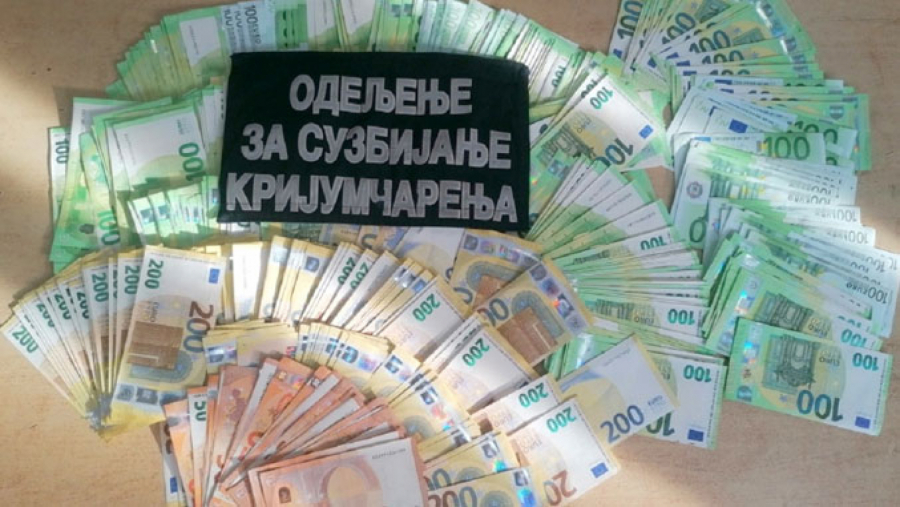 KADA SE IZUO POLICAJCI SU PALI, ALI NE OD SMRADA! Zaplenjena ogromna količina novca na graničnom prelazu