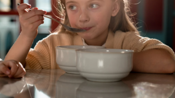 SAMO JOJ JE DALA MALO MESA Ovu ženu je osudila čitava internet zajednica i sada se gorko kaje!