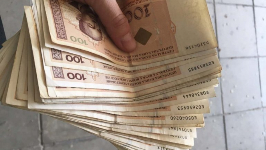 GRAĐANI SAD ZADUŽENI "DO GUŠE" Duguju 15 ipo milijardi dolara