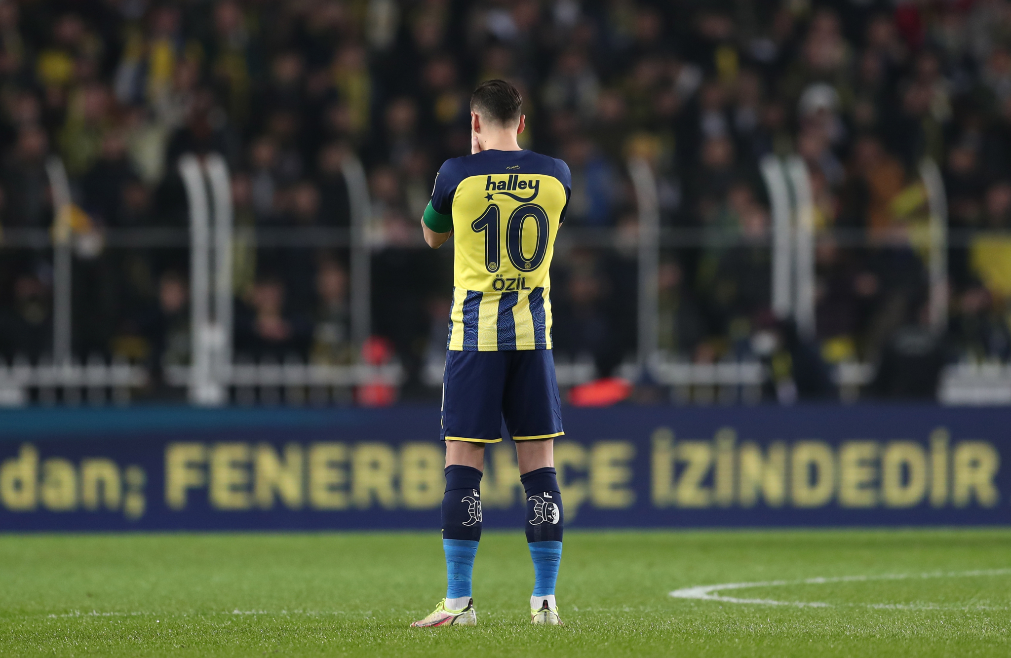 ČUVENI FUDBALER MENJA PROFESIJU Ozil završava karijeru i postaje gejmer