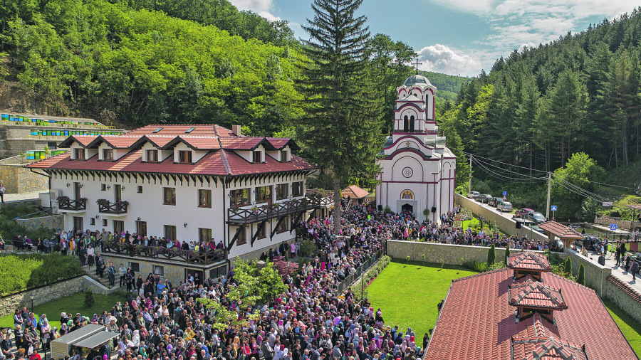 NIŠTA NIJE POMAGALO, A ONDA JE IZ BEČA DOŠLA U SRPSKI MANASTIR Osetila je ruku na ramenu, a samo četiti meseca kasnije...