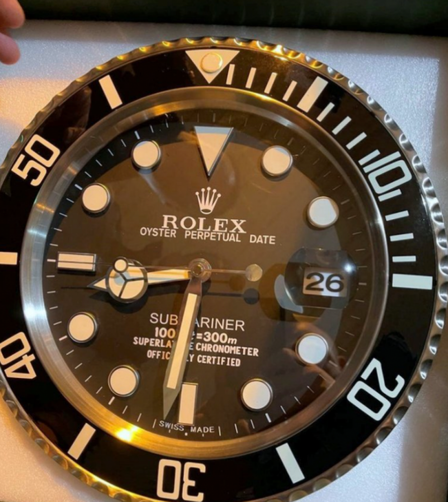 NEVEROVATNA ZAPLENA SRPSKIH CARINIKA Žena u gepeku krijumčarila Roleks zidne satove! (FOTO)