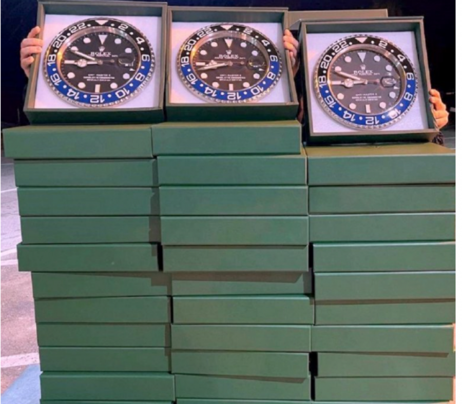 NEVEROVATNA ZAPLENA SRPSKIH CARINIKA Žena u gepeku krijumčarila Roleks zidne satove! (FOTO)