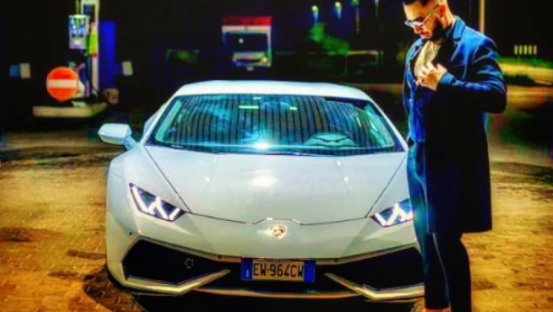 ŽIVI U INOSTRANSTVU! Zbog humanih dela ovog našeg pevača svi su ostali bez teksta, a tek da čujete šta sprema za božićne praznike! (VIDEO)