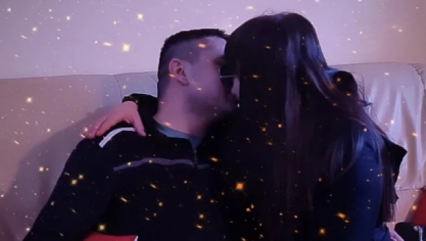 MILJANA DOHVATILA NOVOG DEČKA! Kulićeva ne gubi vreme, uživa na Zlatiboru, a njegovu reakciju u toku poljupca svi komentarišu! (FOTO)