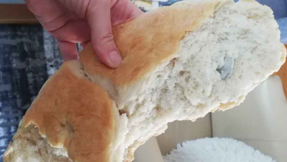 DOBILI STE NOVČIĆ U ČESNICI? Evo šta sa njim treba da uradite, po narodnom običaju