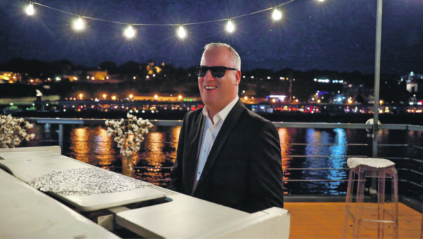 BOŽIĆ JE PRILIKA DA OKUPIM CELU PORODICU! Saša Matić za Alo! priznao da se raduje najradosnijem hrišćanskom prazniku, a onda otkrio ko mesi pogaču!