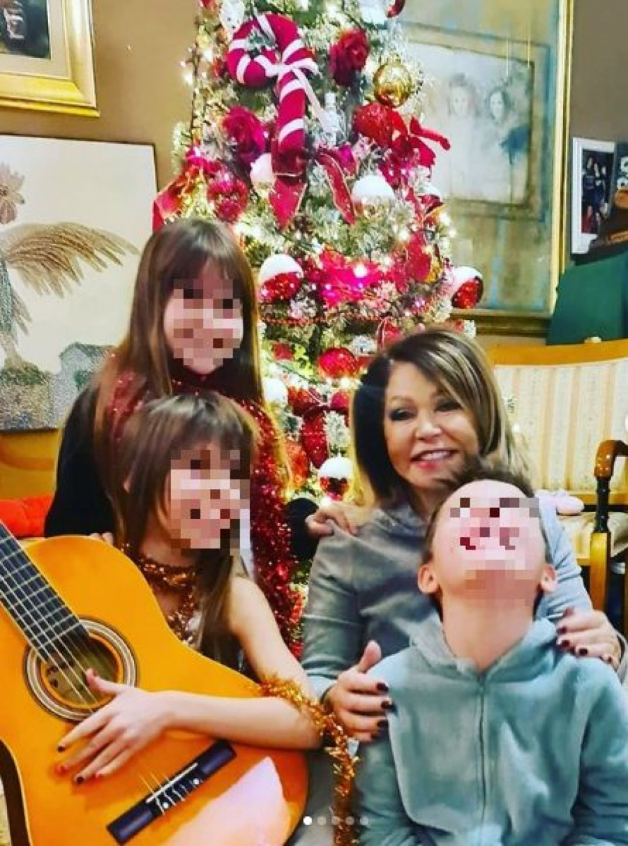 PORODICA JE NAJVAŽNIJA Neda Ukraden ovako provodi dane, fotka sa unucima je raznežila sve!