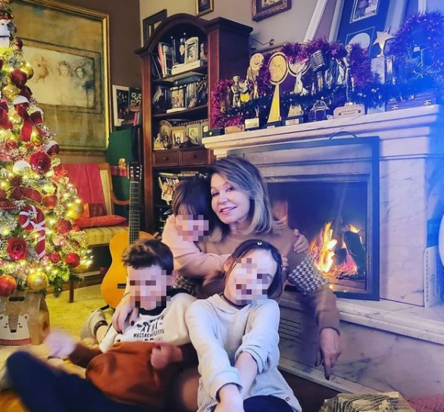 PORODICA JE NAJVAŽNIJA Neda Ukraden ovako provodi dane, fotka sa unucima je raznežila sve!