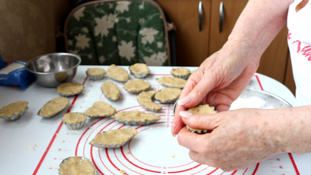PROVEREN STARINSKI RECEPT Šapice sa orahom, osetite punoću ukusa tako jednostavnog kolača (VIDEO)