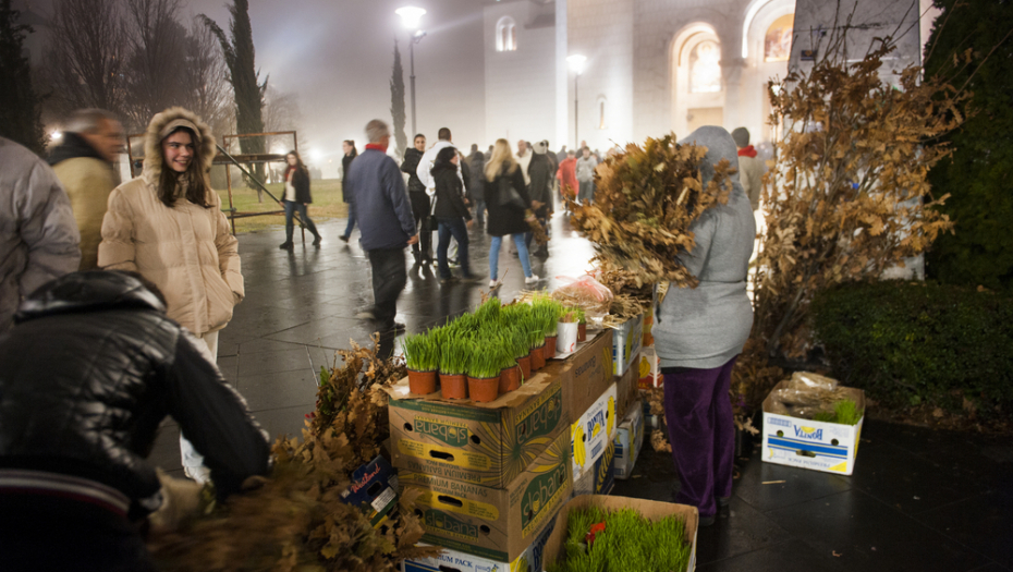 CENA BADNJAKA NA PIJACAMA IZAZVALA HAOS Prodavci "deru" građane: 'Postali smo ovce za šišanje, ništa im više nije sveto'