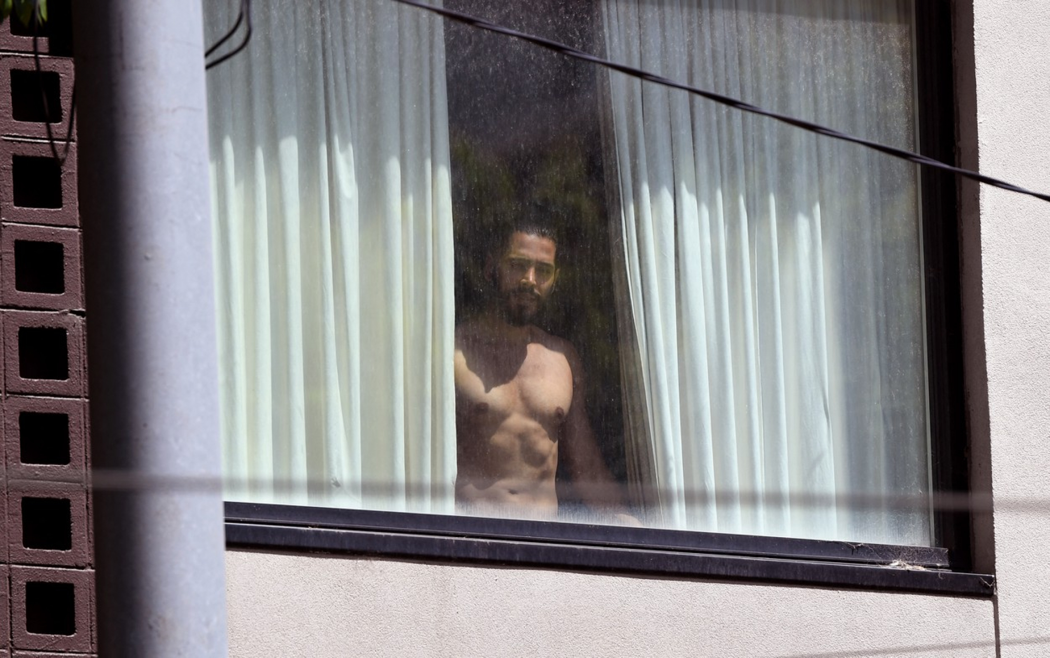 ĐOKOVIĆ JE POBEDIO! Migrant koji je 9 GODINA proveo u ozloglašenom hotelu konačno oslobođen!