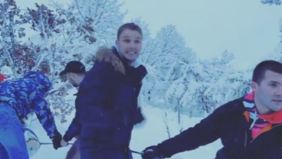 SREĆNO BADNJE JUTRO I BADNJI DAN! Stanivuković sa saradnicima u šumi po snegu isekao Badnjak za Gradsku upravu (VIDEO)
