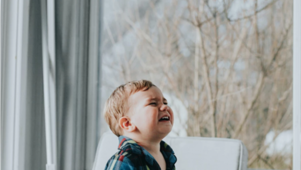 DETE NE GOVORI I NE ODAZIVA SE  Ovo su prvi znaci autizma kod dece, a evo kada treba da se obratite defektologu i logopedu!