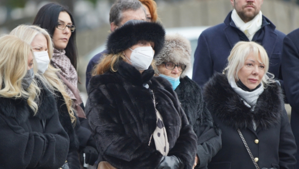 LOŠE JE ZDRAVSTVENO! Komšije otkrile sve o životu Ane Bekute nakon Mrkine smrti, a jedna činjenica je veoma bolna: Iznosili su crne džakove