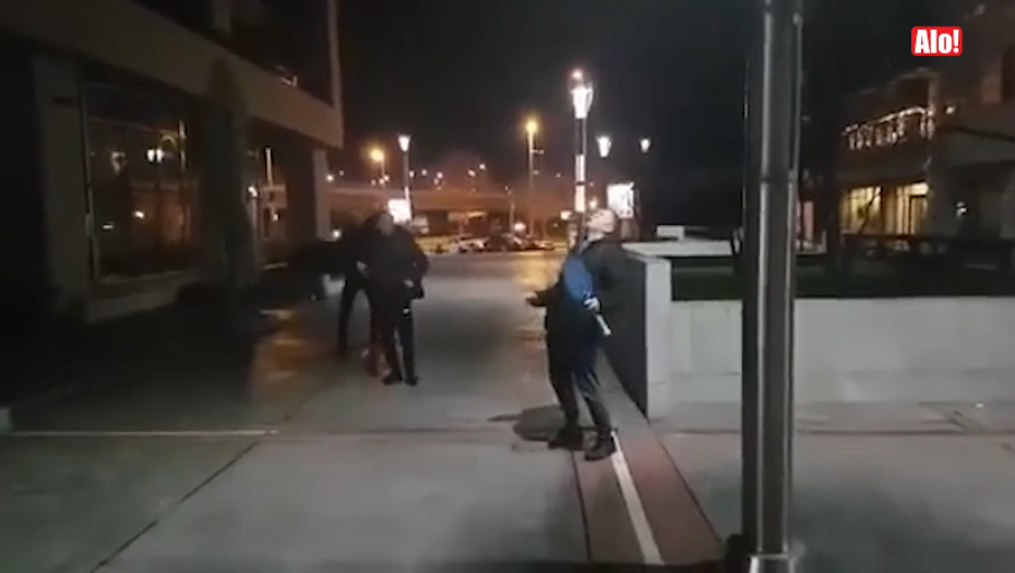 JEDAN JE ĐOKOVIĆ NOVAK! Revoltirani navijač udara reketom i lopticom ispred ambasade Australije! (VIDEO)