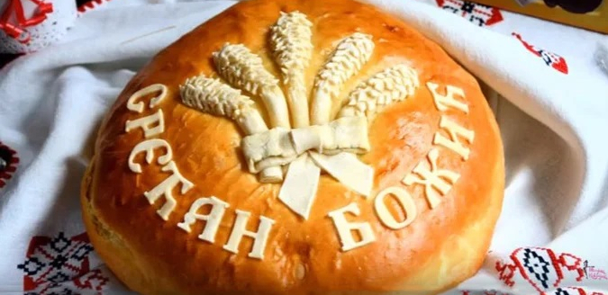 ZAŠTO SE ČESNICA NALAZI NA BOŽIĆNOJ TRPEZI? Nosi moćnu simboliku, a važno ju je umesiti u ovo vreme