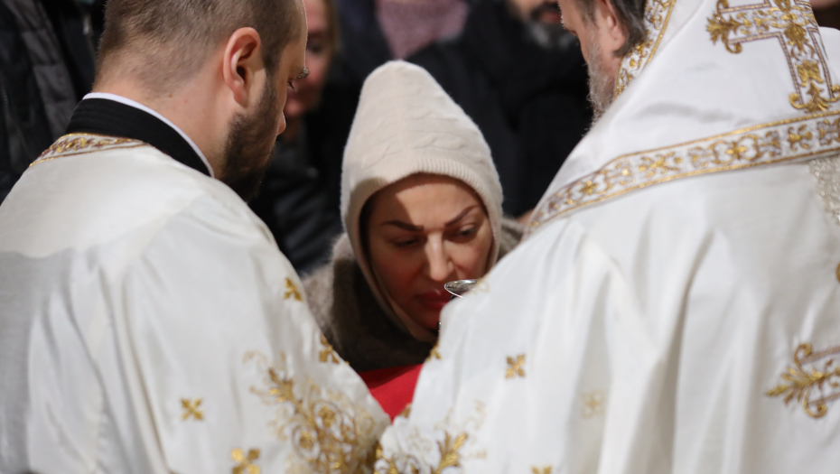 SIVA KAPULJAČA I MASKA DA JE NE PREPOZNAJU! Ceca se pričestila u Hramu, u prvim redovima je bila i najpoznatija porodica u Srbiji, a stigao je i on!