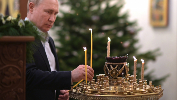 PUTIN DOČEKAO BOŽIĆ U CRKVI Predsednik Rusije se prekrstio sa tri prsta, zapalio sveću i prisustvovao liturgiji (FOTO)