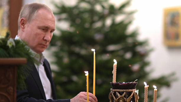 PUTIN ZAPALIO SVEĆU Predsednik Rusije posetio Petropavlovsku crkvu (FOTO)