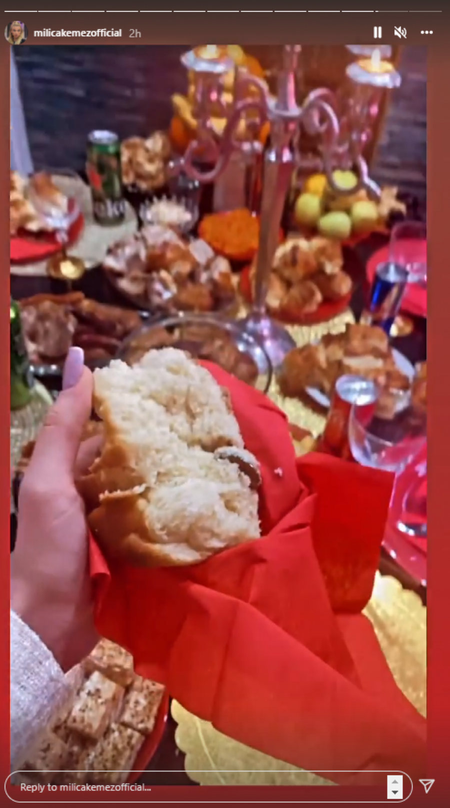 PRAVA PRAZNIČNA IDILA! Milica Kemez i Bora Santana dočekali zajedno Božićno jutro, pa otkrili ko je izvukao paricu! (FOTO)