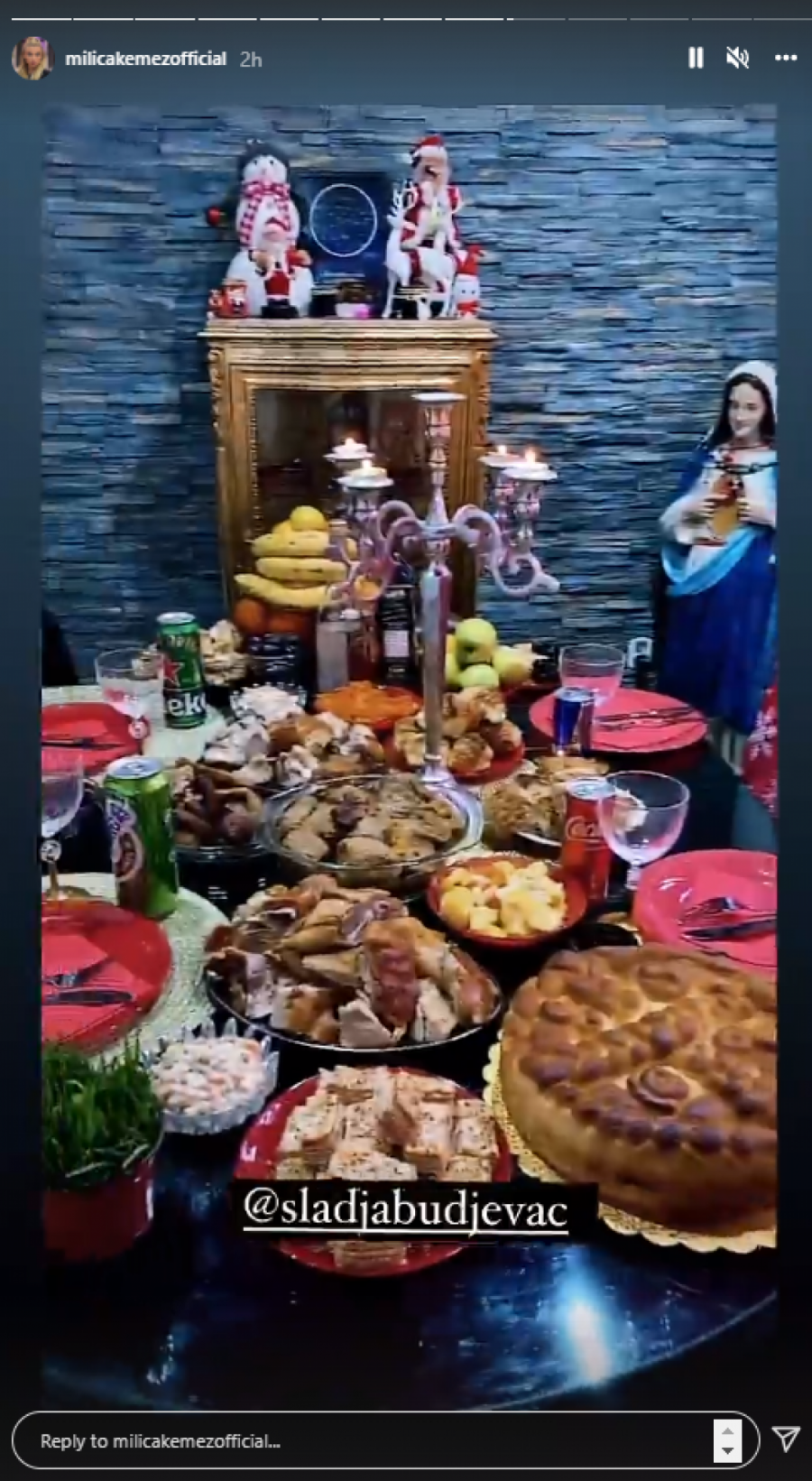 PRAVA PRAZNIČNA IDILA! Milica Kemez i Bora Santana dočekali zajedno Božićno jutro, pa otkrili ko je izvukao paricu! (FOTO)