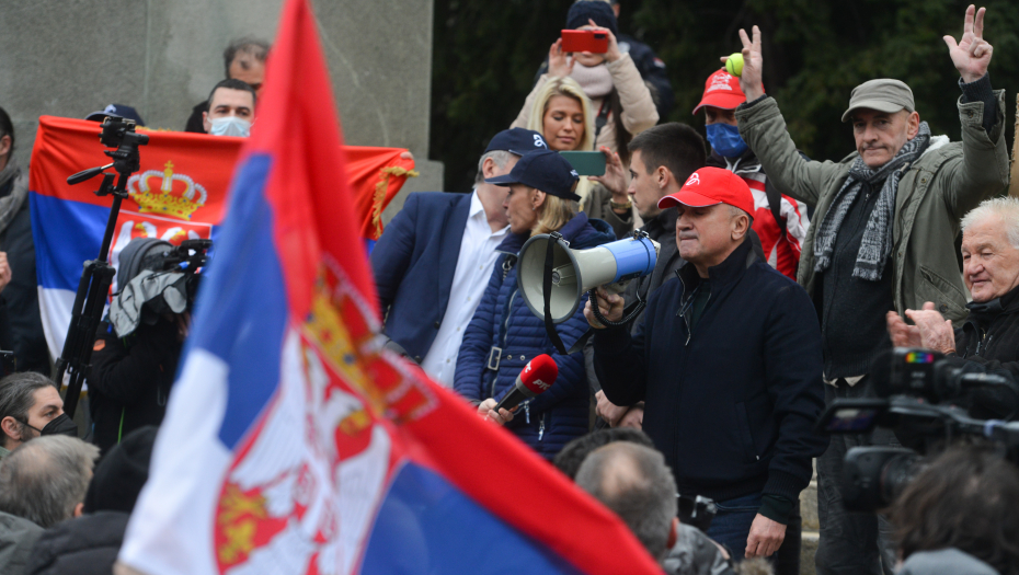 BEOGRAD NE MIRUJE NI NA BOŽIĆ! Građani se okupili i poslali poruku podrške Novaku Đokoviću!