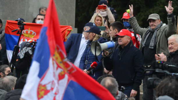 BEOGRAD NE MIRUJE NI NA BOŽIĆ! Građani se okupili i poslali poruku podrške Novaku Đokoviću!