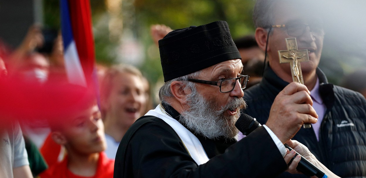 NISU HTELI DA GA PUSTE U HOTEL, ALI SE ON SNAŠAO! Sveštenik držao Božićnu liturgiju ispod Novakovog prozora! (FOTO)