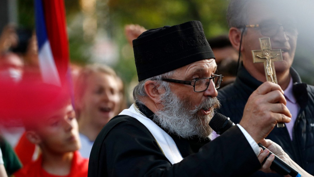 NISU HTELI DA GA PUSTE U HOTEL, ALI SE ON SNAŠAO! Sveštenik držao Božićnu liturgiju ispod Novakovog prozora! (FOTO)