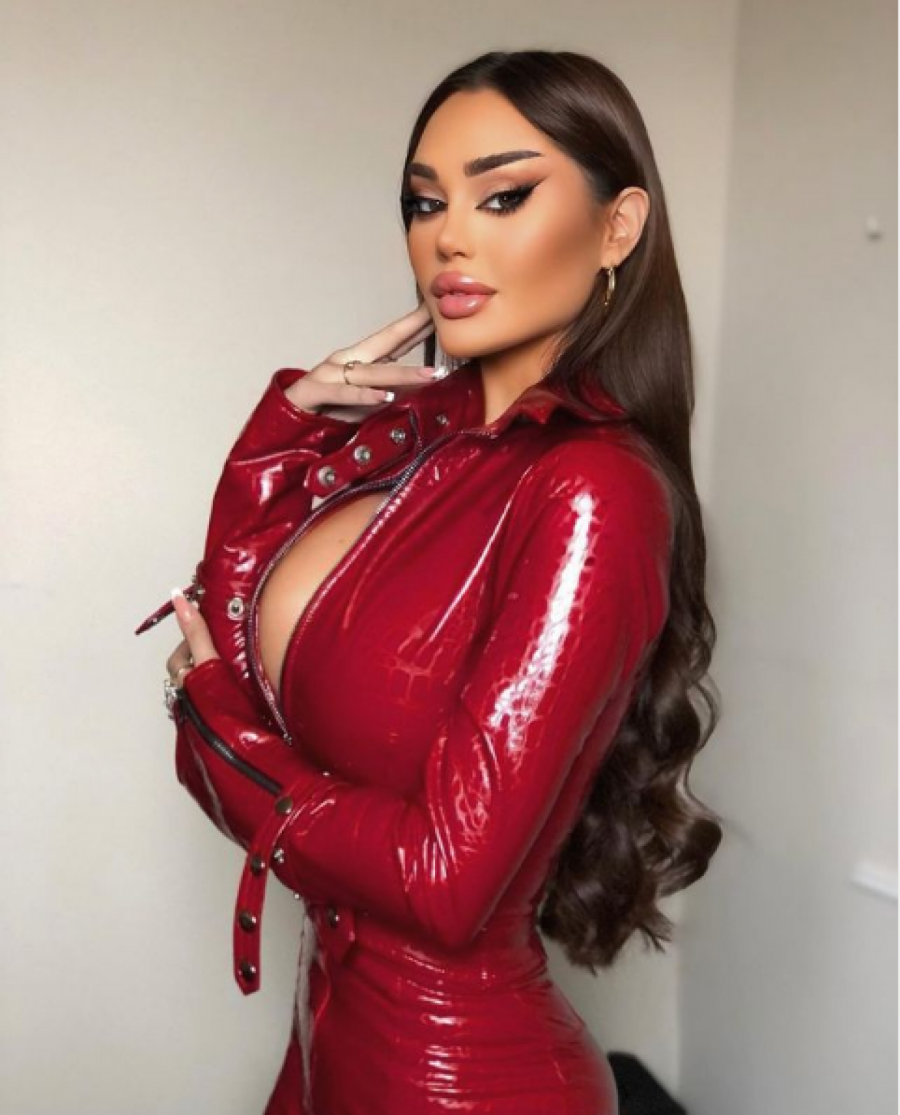 BRUTALAN SELFI! Ana Korać raspametila fotkom u providnoj haljini, nigde gaća, intimne delove prekrila plišanim medom!