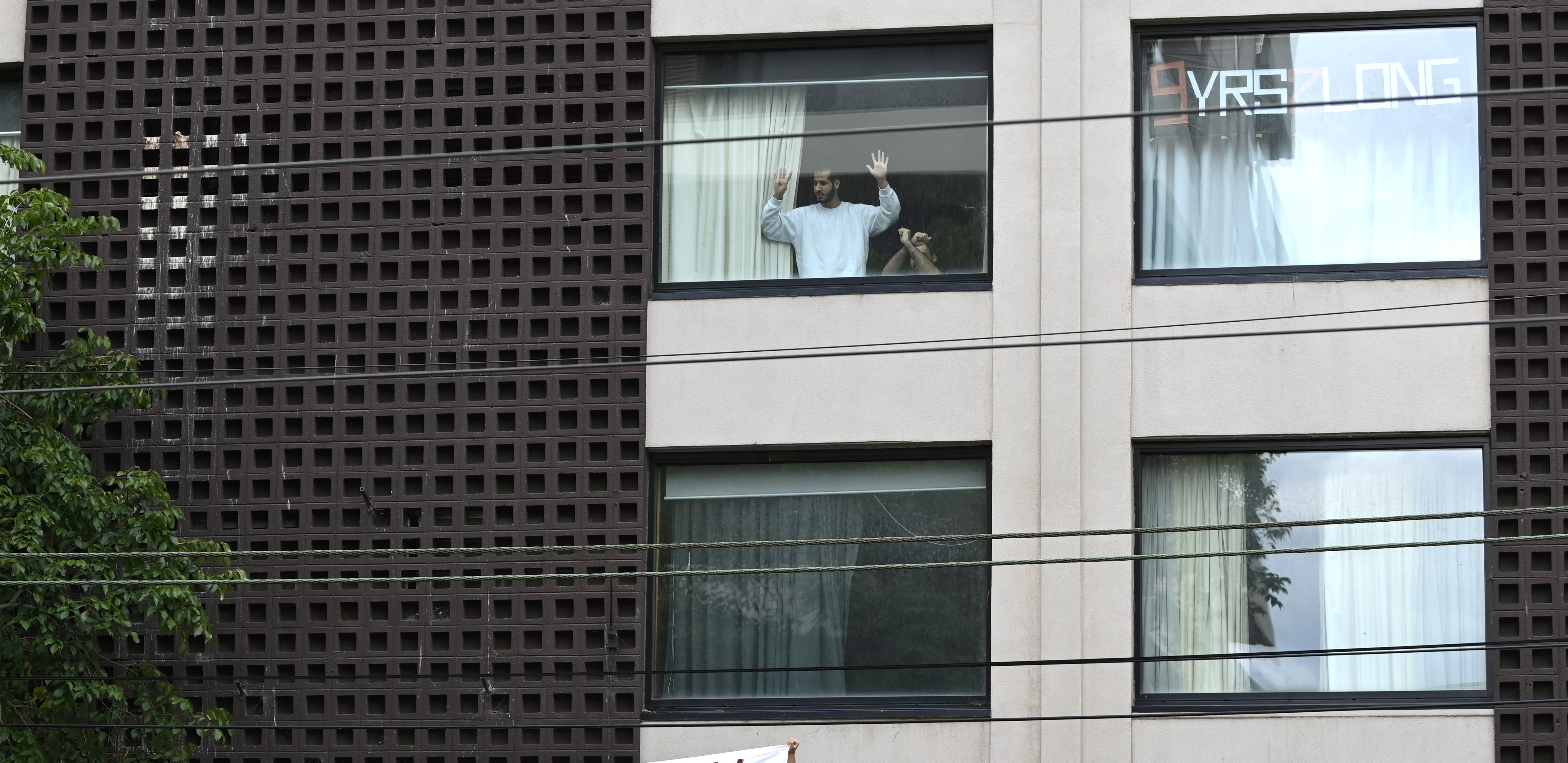 PRVO JAVLJANJE IZ NOVAKOVOG SMEŠTAJA! Evo kako izgledaju sobe, kakvu hranu Đoković jede - svuda je obezbeđenje!