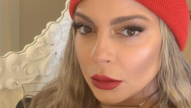 DVOSTRUKO SLAVLJE U DOMU PEVAČICE! Vanja Mijatović ima razloga za radost, pokazala čime ju je iznenadio dečko!