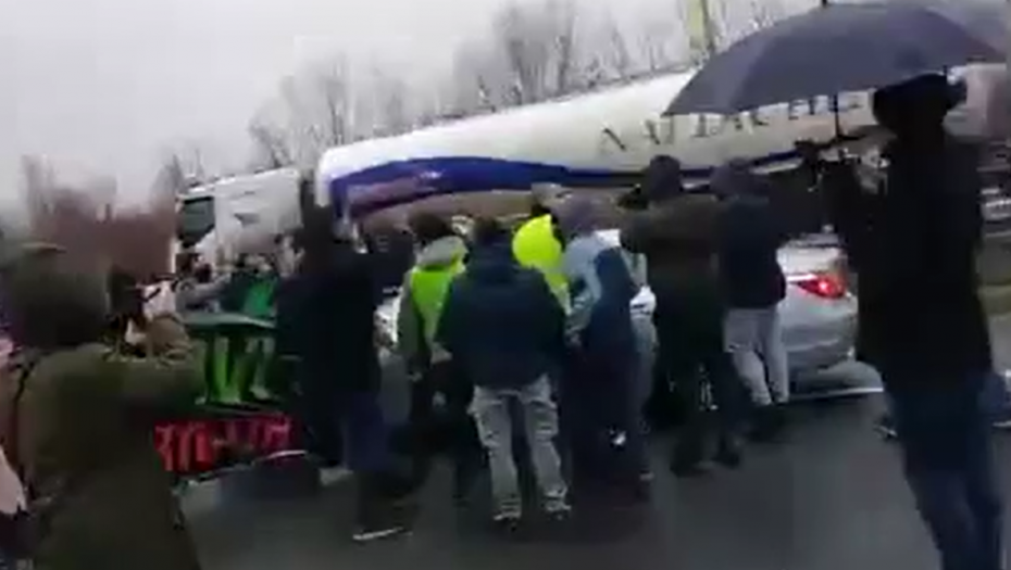 STRAVIČNO, NIŠTA IM NIJE SVETO Batinaši tuku domaće i strane građane na Božić, jezivi teror šake lažnih ekologa (VIDEO)