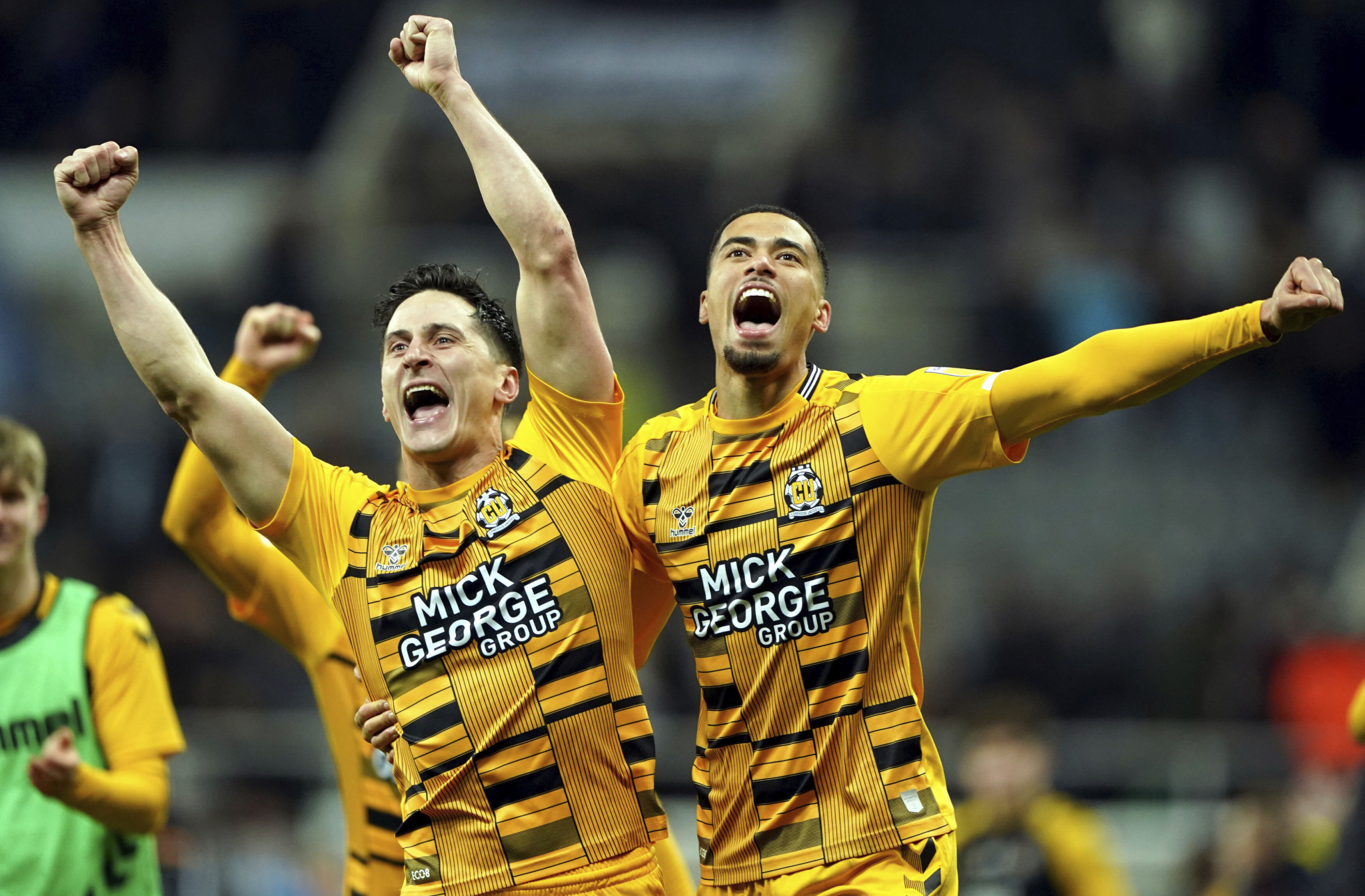 DŽABE SVI MILIONI, NJUKASL SE RASPADA! Trećeligaš eliminisao 